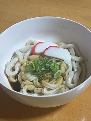 ねぎとかまぼこののった伊勢うどん